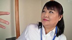 人妻生保レディが契約に必死なのでチ○ポ出して隠れてセンズリしたら･･･ サンプル画像20