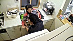 働くオバサン完全盗撮！！仕事を忘れてチ◯ポにしゃぶりつく、ド淫乱素人がヌイてくれた！！ パート2 サンプル画像11