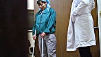 「ダメょぉ～声が出ちゃう～」掃除のおばさんのムチ尻をしつこく触ってみたら･･･ 180分 サンプル画像1