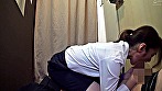 試着室で人妻店員にチ○ポ出して裾上げをお願いしたら サンプル画像8