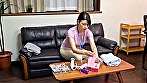 エロ本と電マが散らかった部屋で、ホームヘルパーのおばさんは、オナニーしちゃうのか？ サンプル画像5