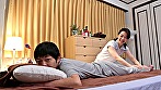 完熟おばさんは二度見する！？ 自宅開業したマッサージ店のおばさんに勃起チ○ポ見せたら･･･3 サンプル画像2