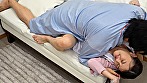 精液検査で看護師さんと2人きり 患者（新婚の夫）が勃ちが悪いフリして射精採取のお手伝いを依頼したら･･･ 2 画像11