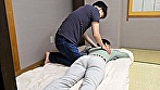 「ヤメなさい！」 マッサージ中に息子が母親のズボンを下げて半ケツにしたら･･･ - Image 1