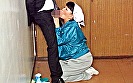掃除婦のおばさんにチ○ポ出してヌキ依頼してみたら、どこまでヤレル！？ 画像20