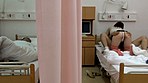 彼氏を見舞いに来た女の無意識パンチラに勃起！気付いた女はカーテン越しの俺のチ○ポに尻をすり寄せた サンプル画像11