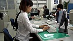 中途採用の僕が女子中心の部署でボイン先輩女子社員の胸チラやパンチラに勃ちまくった。気付いた先輩は他の社員にバレないように机の下で優しく握りしめてくれました サンプル画像13