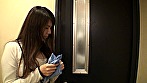 スナックで飲んでる人妻は旦那の帰りが遅くて酔った勢いで目と目が合ったら濡れ濡れパンツを脱いできた サンプル画像3