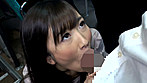 満員車内で人妻のスカートがめくれ上がりパンツ丸出し！せっかくだから勃起チ○ポを密着させたら、何度もお漏らしするぐらいに悶々と男を待っていたのだ！ サンプル画像21