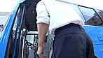 満員車内で人妻のボインが僕の体に密着！勃起したチ○ポをそっと握りしめ、お互いハァハァ、挿入を止められない サンプル画像4