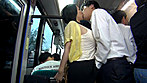 満員車内で人妻のボインが僕の体に密着！勃起したチ○ポをそっと握りしめ、お互いハァハァ、挿入を止められない サンプル画像17