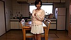 ママのカラダに勃起しちゃった息子のチ○ポ、ダメだけどムラムラしてきちゃったノーブラママはパパが仕事に出かけた瞬間にメスとなり僕を押し倒して馬乗りSEX サンプル画像2
