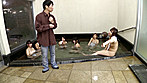 社員旅行で、女子社員に混じって男は僕一人！混浴風呂で勃起してるのが見つかり、日頃アゴで使われてた僕の元気チ○コは一滴残らず搾り取られました サンプル画像4