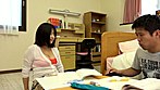 素股の約束でしょ！そんなに動いたら挿っちゃうよ。 家庭教師が巨乳で胸の谷間がすごいうえに、僕の腕におっぱいを押し当てながら勉強を教えてくるのでチ○ポはフル勃起。するとお姉さんは、それじゃ勉強できないでしょ？私の裸を見てスッキリしてと指入れオナニー。それでも勃起が治まらない僕を見て不憫に思ったのか素股ならいいよと、こすっているうちにズボッと挿入しちゃいました。 サンプル画像4