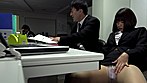 オナニーしてたら興奮しすぎて固定バイブが抜けなくなって、会社の同僚に失禁したところを見つかり バイブを抜いて生チ〇コ挿入してもらいました サンプル画像6
