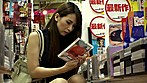 アダルトビデオショップに間違えて入ってきたお姉さんと狭い店内で二人っきりドキドキ視線にフル勃起状態です 4 高飛車お姉さんかと思いきや、カチカチチ○ポが尻に当たっただけでパンツが濡れ濡れ、店員や他の客にバレないようにその場で挿入！！ サンプル画像16