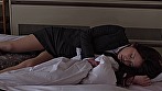 先輩女子社員と出張先でまさかの相部屋！酔って乱れた胸元に僕のチ○ポは爆発寸前。気付いた先輩は接待飲みで溜まったストレスを僕のチ○ポで解消しようと握りしめてきた サンプル画像2