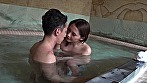 先輩女子社員と出張先でまさかの相部屋！酔って乱れた胸元に僕のチ○ポは爆発寸前。気付いた先輩は接待飲みで溜まったストレスを僕のチ○ポで解消しようと握りしめてきた サンプル画像7