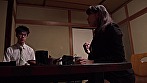 先輩女子社員と出張先でまさかの相部屋！酔って乱れた胸元に僕のチ○ポは爆発寸前。気付いた先輩は接待飲みで溜まったストレスを僕のチ○ポで解消しようと握りしめてきた サンプル画像17