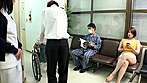 女だらけの病室でボインが誘惑！母の見舞いに行ったら性欲たまったお隣さんが胸の谷間を見せ付けてくるので僕のチ○ポは反応しまくり、母が寝てる横でヤラレちゃった サンプル画像19