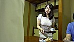 「お願いここでして！」欲求不満の人妻は家に居る主人にバレないように近所の若い男のチ〇ポを求めて玄関先や軒先でドキドキSEXに燃え上がる サンプル画像12