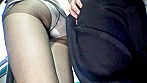 通勤バスはギュウギュウの満員で目の前には黒パンストのOLだらけ！どうしようもなく興奮しちゃった僕は生チ〇コ擦りつけたら握り返してきた 9 サンプル画像2
