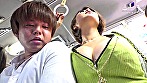 満員バスで人妻のボインが思春期少年の体に密着！パンパンに腫れたチ○ポを股間に感じて奥様のハァハァも止まらない。車内でグリグリ挿入させられちゃった！ サンプル画像5