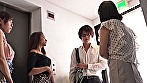 思春期少年の目の前に突然ミニスカパンチラが！イタズラ好きなお姉さん達は立ち止まった少年の勃起チ〇ポを性欲満々でじっくり味わうのです 3 サンプル画像17