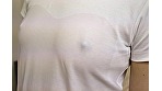 お従兄ちゃん、濡れちゃった！ 僕の家に遊びに来た従姉妹がお風呂掃除を頼まれて大はしゃぎ！上着が濡れてカワイイ乳首がスケスケなのに面白がって僕に見せつけてきた。 サンプル画像1