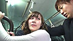 主人が横にいるのにこんな場所で入れちゃうの？満員バスに夫と同乗した人妻は旦那以外の男の体臭に酔ってます。むっちり尻に勃起チ〇ポが触れる度、我慢していた性欲が決壊！夫の目を盗み他人棒握りしめ、成熟したパンティの中身に導いていくのです サンプル画像20