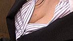 なんともソソル巨乳女子社員のブラウスはパンパン、ボタンが飛んでコボレ落ちそうな巨乳にそそられちゃった、、ああ、済みませんと一緒にボタンを探していたら、余計に巨乳が目立った上に巨尻も間近に見えて激ボッキ、巨乳に巨尻で頭クラクラ、気が遠くなった所でズボンを脱がされていました。 サンプル画像2