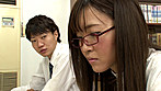 図書館で近くの席に座ったド近眼のメガネ女子大生。テーブルの下にメガネを落としてしまったらしく、全く見えない様子で延々探しているから、僕もお手伝い。しかし胸の谷間やパンチラがどうにもソソる美人さん。イケない事だと分かっていながらも、彼女の目が悪いのをいい事にガン見していたら「どこ見てるの？」と人気のないところに連れていかれてまさかの強引H！･･･もしかして、ホントは全然見えてたんじゃないですか？ サンプル画像1