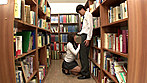 図書館で近くの席に座ったド近眼のメガネ女子大生。テーブルの下にメガネを落としてしまったらしく、全く見えない様子で延々探しているから、僕もお手伝い。しかし胸の谷間やパンチラがどうにもソソる美人さん。イケない事だと分かっていながらも、彼女の目が悪いのをいい事にガン見していたら「どこ見てるの？」と人気のないところに連れていかれてまさかの強引H！･･･もしかして、ホントは全然見えてたんじゃないですか？ サンプル画像7