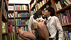 図書館で近くの席に座ったド近眼のメガネ女子大生。テーブルの下にメガネを落としてしまったらしく、全く見えない様子で延々探しているから、僕もお手伝い。しかし胸の谷間やパンチラがどうにもソソる美人さん。イケない事だと分かっていながらも、彼女の目が悪いのをいい事にガン見していたら「どこ見てるの？」と人気のないところに連れていかれてまさかの強引H！･･･もしかして、ホントは全然見えてたんじゃないですか？ サンプル画像11