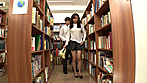 図書館で近くの席に座ったド近眼のメガネ女子大生。テーブルの下にメガネを落としてしまったらしく、全く見えない様子で延々探しているから、僕もお手伝い。しかし胸の谷間やパンチラがどうにもソソる美人さん。イケない事だと分かっていながらも、彼女の目が悪いのをいい事にガン見していたら「どこ見てるの？」と人気のないところに連れていかれてまさかの強引H！･･･もしかして、ホントは全然見えてたんじゃないですか？ サンプル画像13