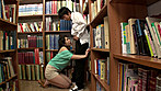 図書館で近くの席に座ったド近眼のメガネ女子大生。テーブルの下にメガネを落としてしまったらしく、全く見えない様子で延々探しているから、僕もお手伝い。しかし胸の谷間やパンチラがどうにもソソる美人さん。イケない事だと分かっていながらも、彼女の目が悪いのをいい事にガン見していたら「どこ見てるの？」と人気のないところに連れていかれてまさかの強引H！･･･もしかして、ホントは全然見えてたんじゃないですか？ サンプル画像18