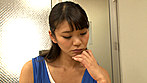 声を押し殺して感じまくるのが大好きなソソる女 静かな他人に見つかりそうな場所で異常に感じてしまう女は、恥ずかしければ恥ずかしいほど興奮する！図書館で働くおとなしそうなおじさんのフル勃起チ○ポを擦るだけでマ○コはヌルヌル、我慢できずに根元まで突き刺してしまう！ サンプル画像18
