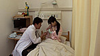 昔からしてみたかったお医者さんゴッコ ニセ医者になって、ソソる若い女性患者を物色しイタズラ三昧！パンツにシミまで作って感じまくるので、もう我慢出来ずに挿入しちゃいました。ああ、昔から憧れていたお医者さんゴッコをついに達成！ サンプル画像21