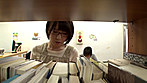 図書館で働く真面目な女性･･･と思ったら、エプロンの隙間から見える超ミニスカートからのパンチラが僕をソソる誘惑！！僕の視線に気付いたのか、やたらとパンチラを見せつけてくるのでもう辛抱たまりません！！ サンプル画像1