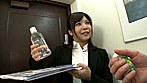 独身な僕の家に突然現れたスーツ姿のお姉さん、なんだ？と思ったら、なんと新手のマルチ商法！全く興味のない僕に対して、必死に契約を取ろうとしてくる！何とか追い返そうとすると･･･まさかのエロ対応！それにソソられ勃起してしまった僕にどんどん密着してきて･･･！？ サンプル画像21