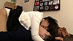 遊び人の先輩宅に遊びに行ったら、人の良さそうなおとなしめの女性が怒鳴りこんで来るという突然の修羅場に巻き込まれた！！人の良さそうなおとなしめの先輩の彼女だが、先輩の浮気を知り烈火のごとく怒り狂っている！！彼女から逃亡する先輩、取り残された僕と彼女。なんとも気まずい沈黙を破り突然「私も浮気してやる！ね、セックスしよ？」とソソる目線で迫ってくる先輩の彼女！！コレは一体どうしたらいいのですか！？ サンプル画像7