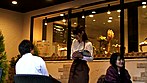 カフェでオドオドしていたらコーヒーを股間にこぼしてパニック！「大丈夫ですか」と僕の股間をフキフキされパニック！思わず勃起！すると、看板娘は僕の勃起チ○ポを堅く握り締めて見つめてきた！エエッ？？コレハ？！ サンプル画像17