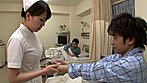 入院中の病院で働く、何ともソソるナースさん。ある夜、何やら物音で目が覚めると、どうやら同室の隣の患者とナースさんがいちゃついている模様。ごそごそアンアンしているのを聞かされてもう限界！怒鳴りこんでやる！と思ったらナースさんとバッチリ目が合ってしまいビビって寝たふりしてしまった。次の日の夜、またもこっそり病室にやってきたナースさんは、何と僕のベッドにやって来て「昨日の事は秘密にしてくれませんか？」と サンプル画像1