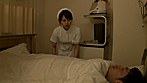 入院中の病院で働く、何ともソソるナースさん。ある夜、何やら物音で目が覚めると、どうやら同室の隣の患者とナースさんがいちゃついている模様。ごそごそアンアンしているのを聞かされてもう限界！怒鳴りこんでやる！と思ったらナースさんとバッチリ目が合ってしまいビビって寝たふりしてしまった。次の日の夜、またもこっそり病室にやってきたナースさんは、何と僕のベッドにやって来て「昨日の事は秘密にしてくれませんか？」と サンプル画像2