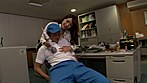 残業中なソソる美人OLのストレス解消法は、夜間のビル清掃員が来るタイミングを見計らって見せつけるように電マオナニーで挑発し、とうとう我慢できずに覗き見しながらセンズリこきだした清掃員に「気付いてないと思った？こんな事バレたらバイトクビになっちゃうよね？」と逆電マ攻めから騎乗位で精子を絞り取る事！！ サンプル画像4