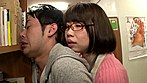 図書館で働く真面目な女性･･･と思ったら、エプロンの隙間から見える超ミニスカートからのパンチラが僕をソソる誘惑！！僕の視線に気付いたのか、やたらとパンチラを見せつけてくるのでもう辛抱たまりません！！ 3 サンプル画像4