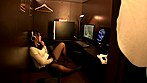 緊急速報！エロ本やエロビデオを見ている若い女子が、深夜のネットカフェに急増中！！ サンプル画像5