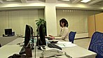 日頃、高飛車な先輩女子社員が実は超ドMだった！！会社でコッソリ股間に縄を食い込ませて、人に見られるか1人羞恥心ドキドキオナニーを楽しんでるいつもは高飛車な先輩女子社員のソソる姿を発見！すると、「もっと気持ちよくして」とまさかの返事！なので、マジとガンガン攻めてやるとドM女の本領発揮！ガンガン感じ、痙攣してイキまくった！！ サンプル画像21