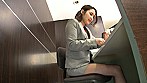 ビクビク感じて社内お漏らしオナニー！！巨乳で巨尻のソソる美人と評判の受付女子社員に、「お疲れ様」と媚薬入りケーキを差し入れてみたら･･･！！ サンプル画像17