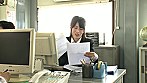 ソソる高飛車女子社員を媚薬でおとす！残業で遅くなり疲れたソソる高飛車女子社員に強力媚薬入りドリンクを飲ませると、次第にハアハア息も荒くなり、エロイ視線でパンチラ、胸チラで俺を誘ってきた！でも、気がつかないふりして焦らしたら我慢できなくなったみたいで、腰振りながらお願いされてタップリ咥えこまれちゃいました！ サンプル画像2